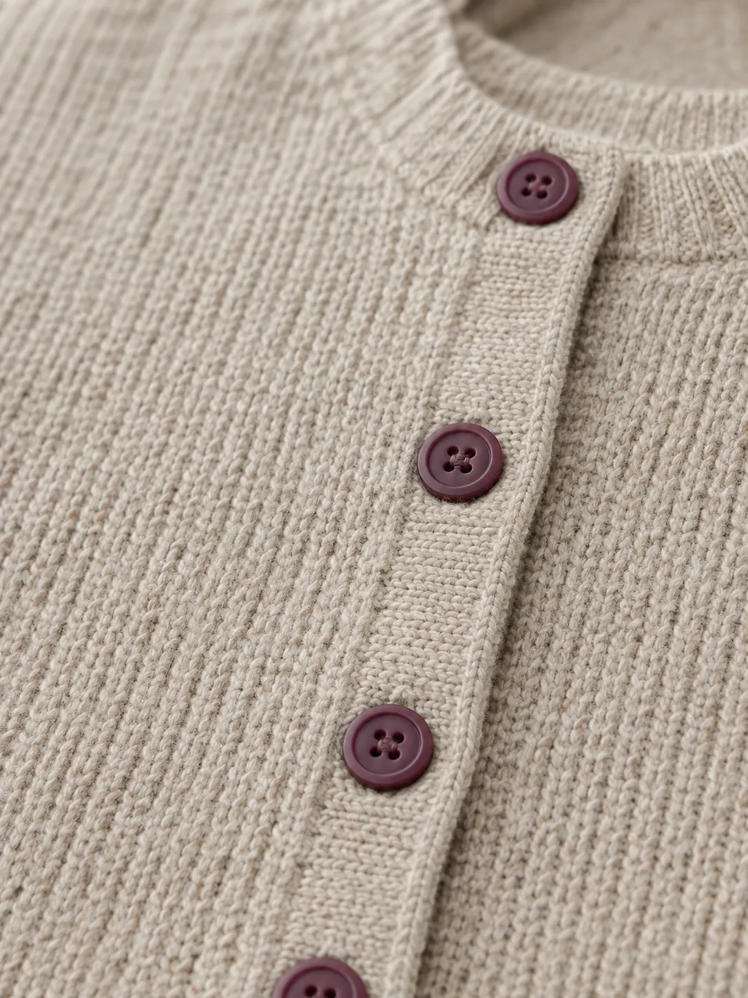 Fine Rib cardigan, nærbillede af samlingen