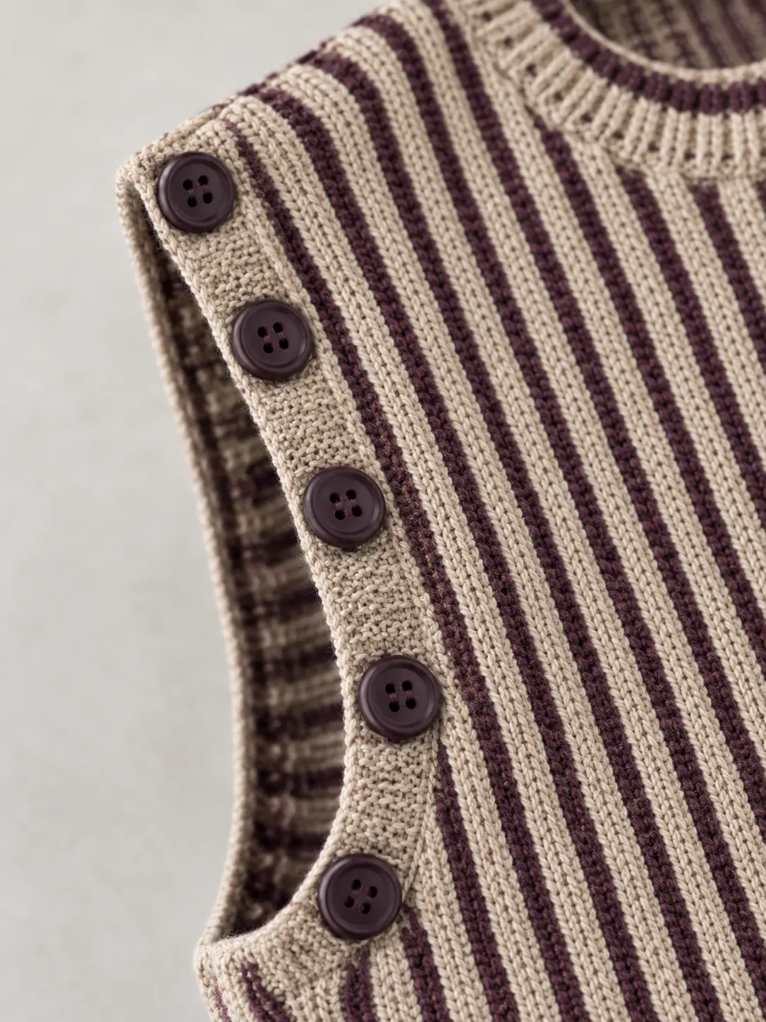 Brioche Crew Vest, close-up of the join